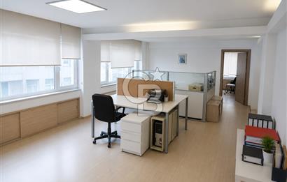 KADIKÖY KUŞDİLİ CADDESİN'DE KÖŞE KONUMLU KATTA TEK İŞ MERKEZİNDE  95 M2 SATILIK OFİS KATI