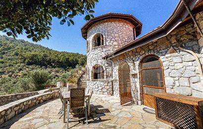 GÖCEK’TE ŞATO MİMARİSİNİ ANDIRAN EŞSİZ TAŞ MALİKANE