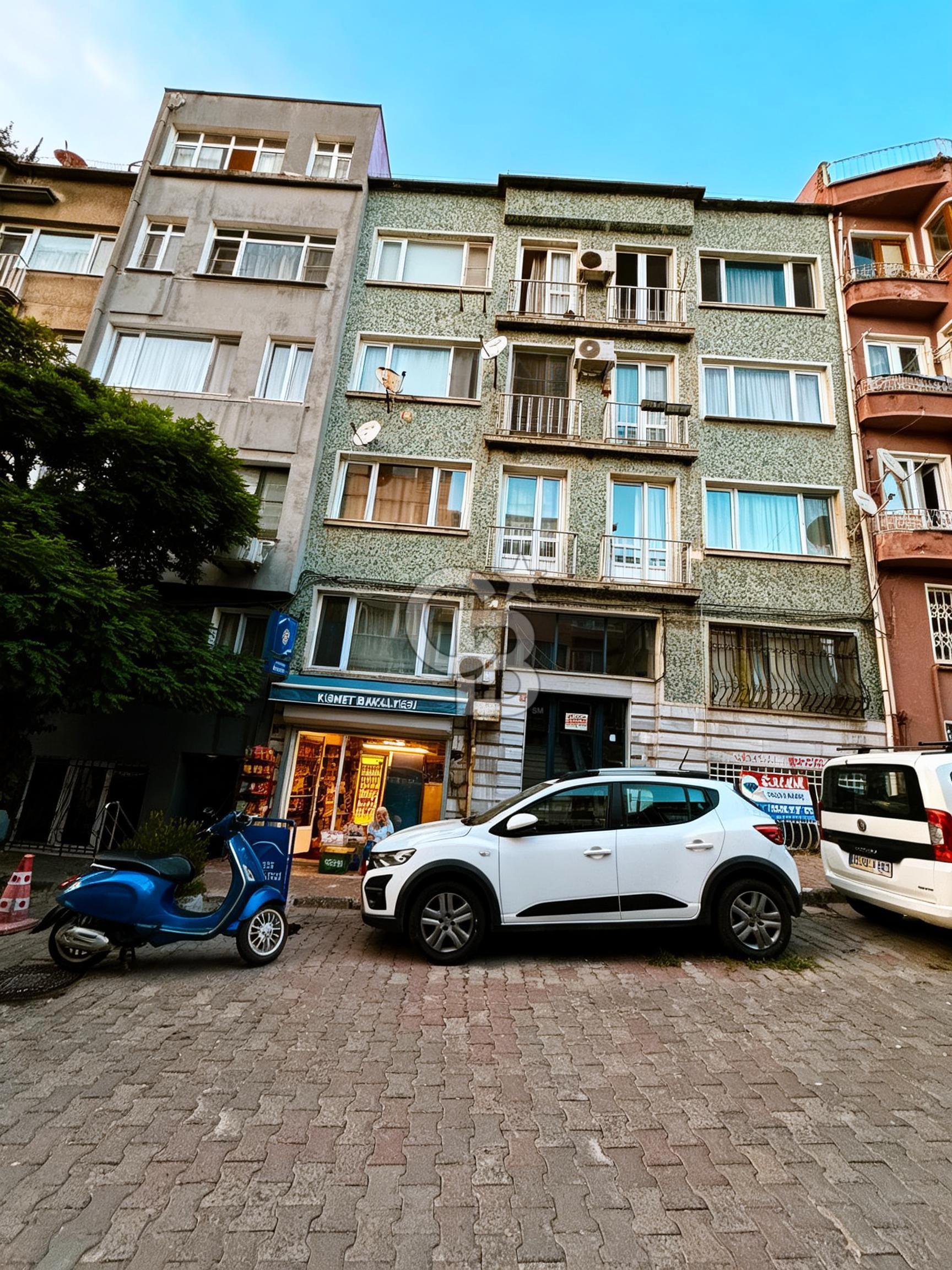 CİHANGİR-GÜMÜŞSUYU ÜÇGENİNDE BOLAHENK SOKAKTA SATILIK 2+1