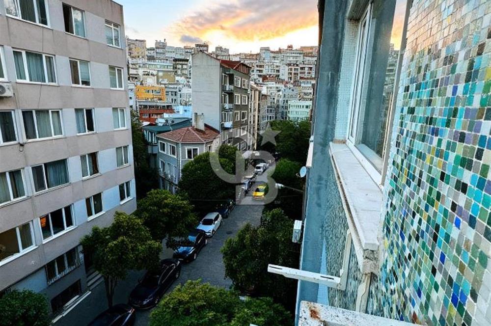 CİHANGİR-GÜMÜŞSUYU ÜÇGENİNDE BOLAHENK SOKAKTA SATILIK 2+1