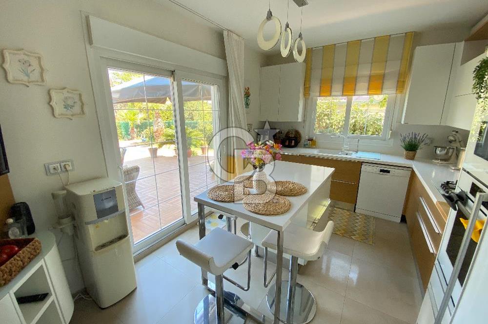 Güzelbahçe Yelki'de 560m2 Arsa İçinde Müstakil,Havuzlu 4+1 Villa