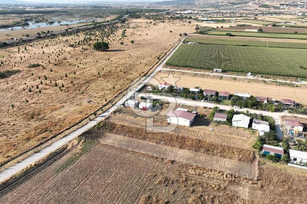 KUŞADASI ANAYOLUNA YAKIN 980 m² ETRAFI ÇEVRİLİ HİSSELİ TAPU