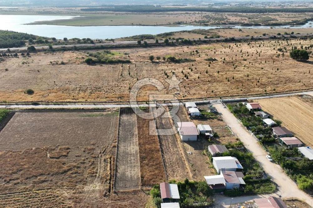 KUŞADASI ANAYOLUNA YAKIN 980 m² ETRAFI ÇEVRİLİ HİSSELİ TAPU