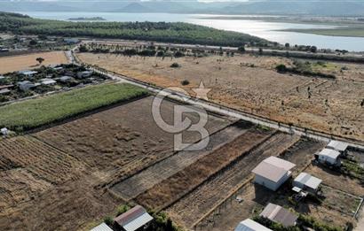 KUŞADASI ANAYOLUNA YAKIN 980 m² ETRAFI ÇEVRİLİ HİSSELİ TAPU