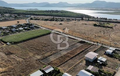 KUŞADASI ANAYOLUNA YAKIN 980 m² ETRAFI ÇEVRİLİ HİSSELİ TAPU
