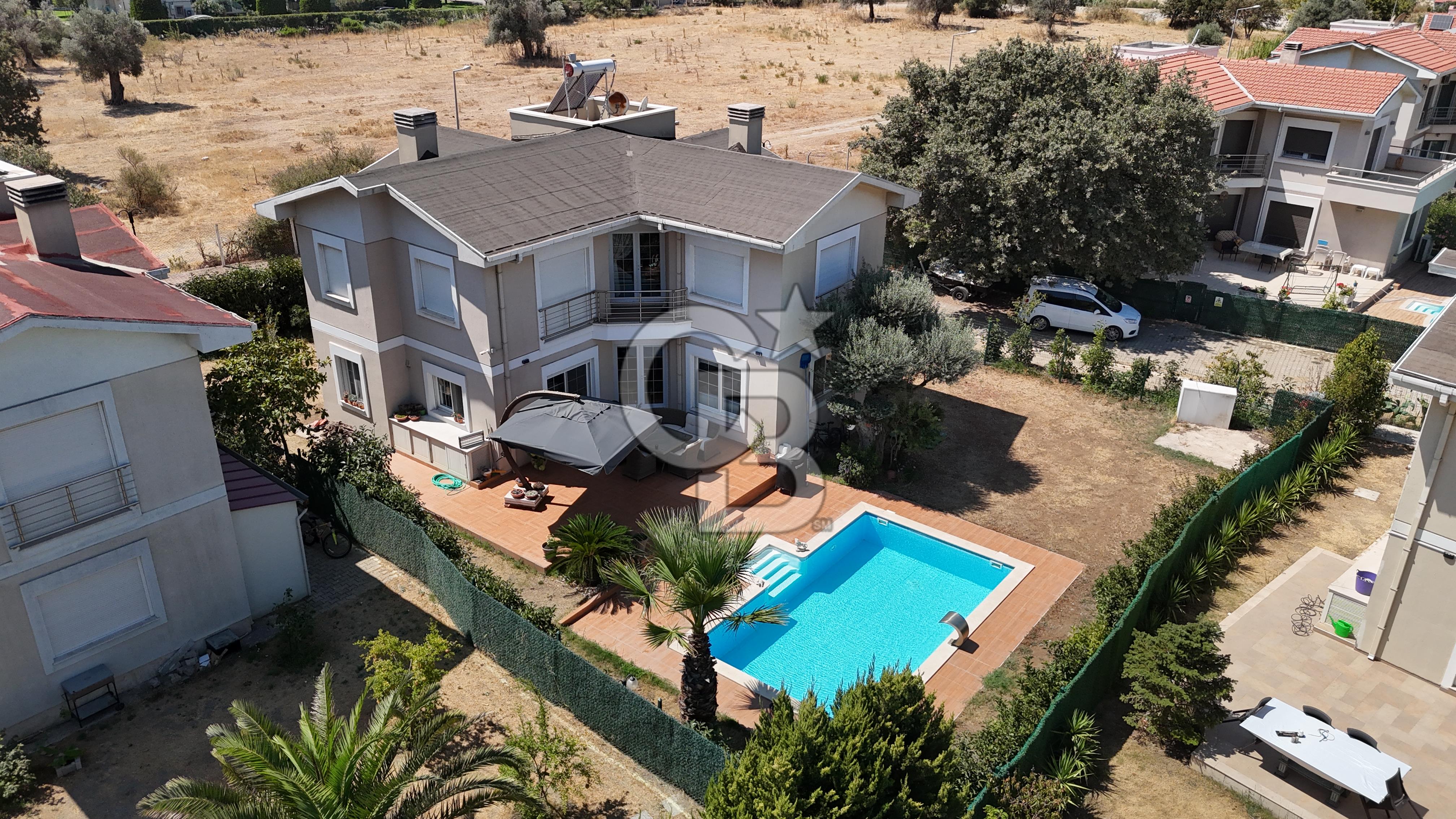 Güzelbahçe Yelki'de 560m2 Arsa İçinde Müstakil,Havuzlu 4+1 Villa