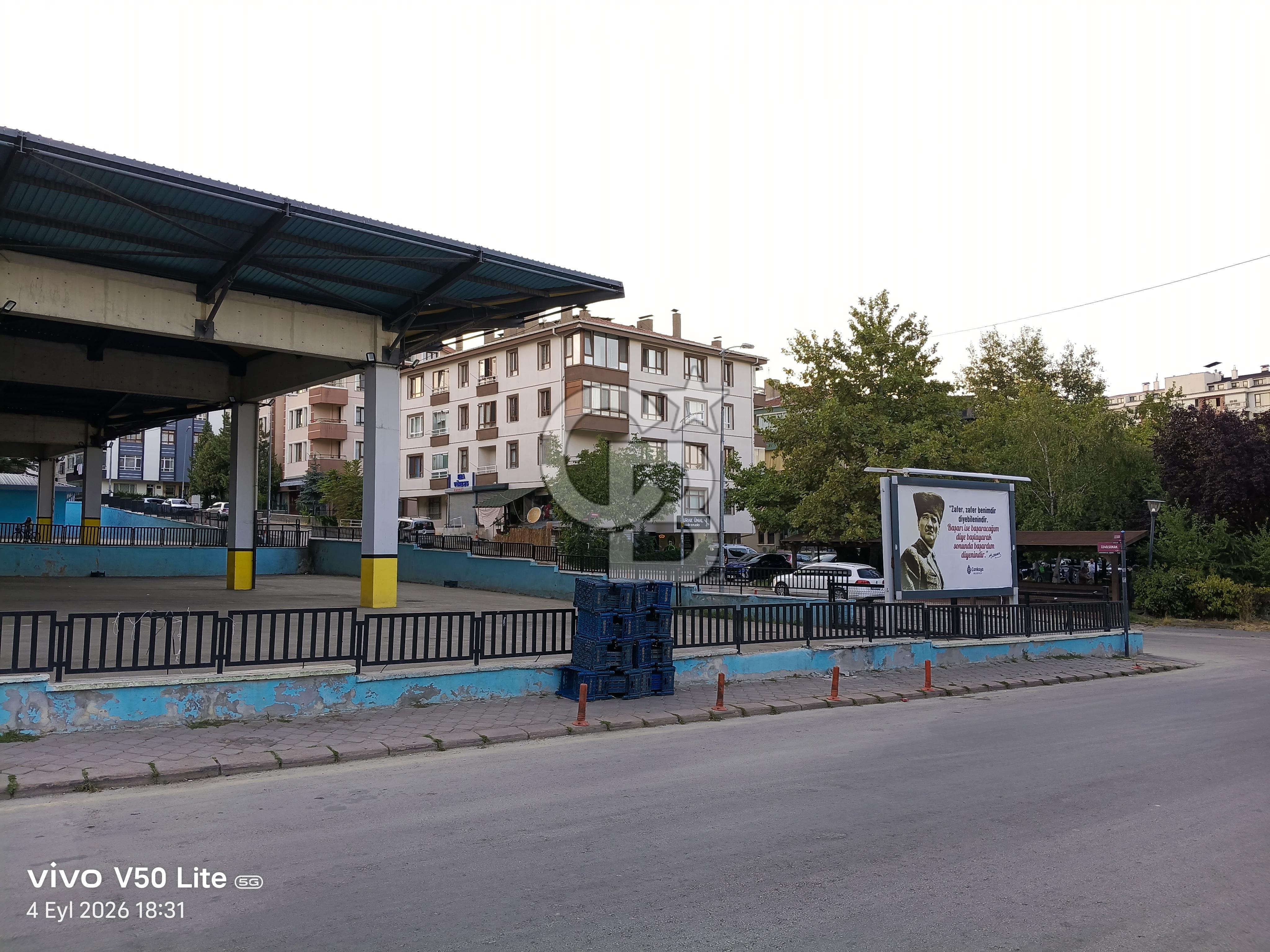 Huzur mahallesi Salı Pazarı köşesinde 3+1 Harika konumda