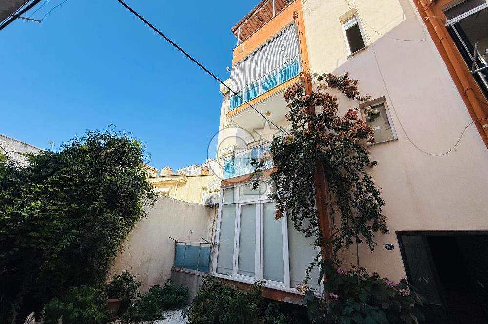 Çandarlıda Sahile 30 Metre Tadilatlı Satılık 1+1 Daire