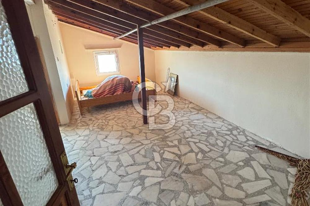 Urla Gülbahçe’de Geniş Bahçeli, Denize Yakın Satılık Müstakil Ev
