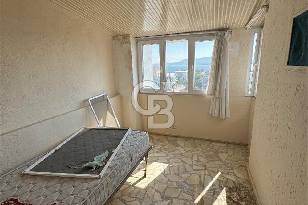 Urla Gülbahçe’de Geniş Bahçeli, Denize Yakın Satılık Müstakil Ev