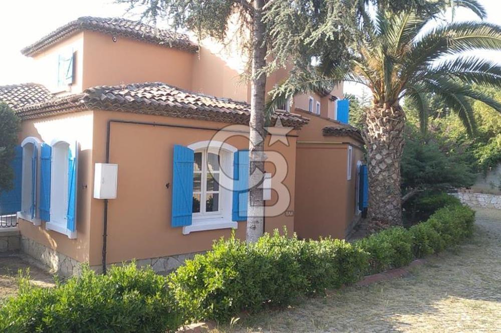 Darıca' da Özel Mimari Tasarımlı Havuzlu İkiz Villa
