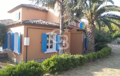 Darıca' da Özel Mimari Tasarımlı Havuzlu İkiz Villa
