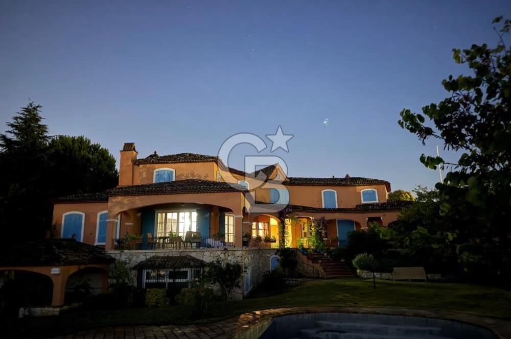 Darıca' da Özel Mimari Tasarımlı Havuzlu İkiz Villa