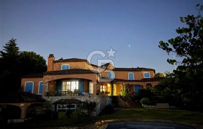 Darıca' da Özel Mimari Tasarımlı Havuzlu İkiz Villa