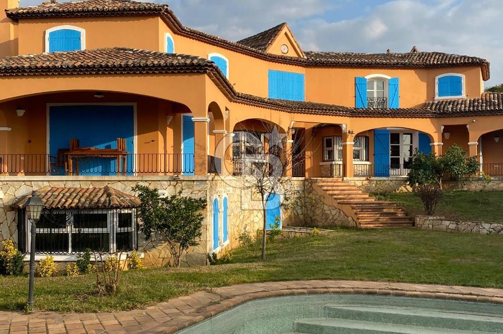 Darıca' da Özel Mimari Tasarımlı Havuzlu İkiz Villa