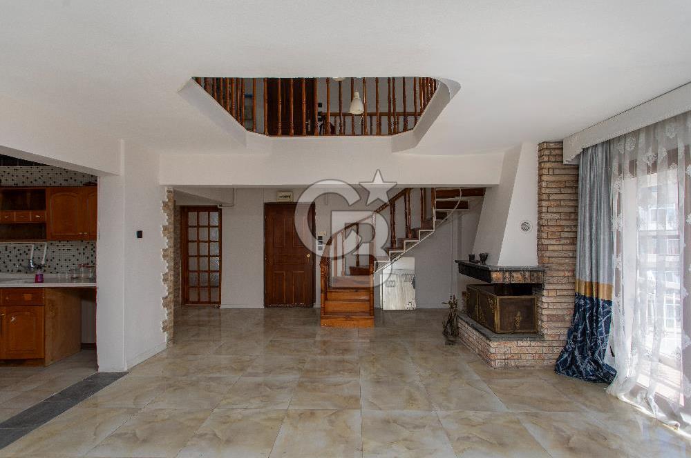 Bostanlı'da Sahile Yakın Satılık 4+1 Dubleks Daire