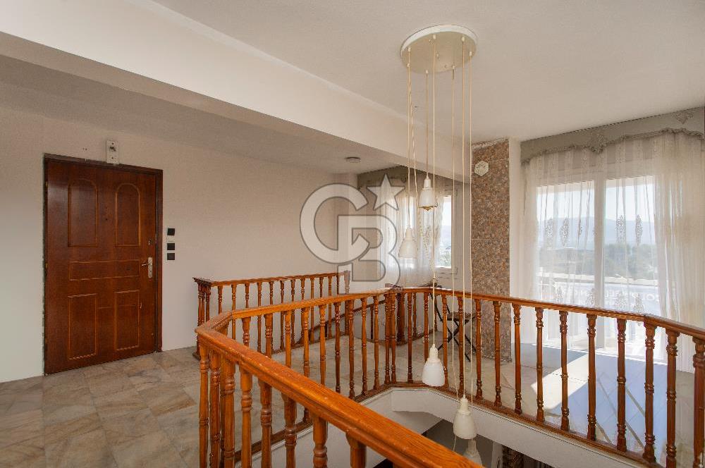 Bostanlı'da Sahile Yakın Satılık 4+1 Dubleks Daire