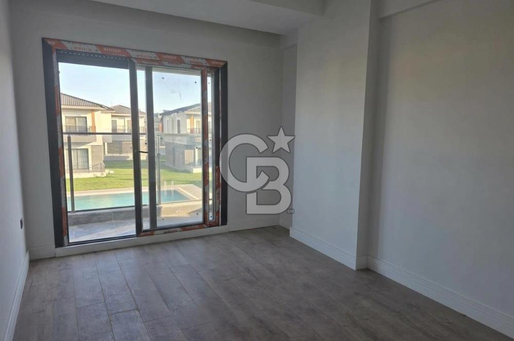 Çandarlı'da Denize Yakın , Site İçi , Havuzlu , Otoparklı Villa