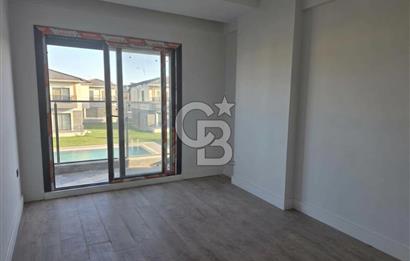 Çandarlı'da Denize Yakın , Site İçi , Havuzlu , Otoparklı Villa