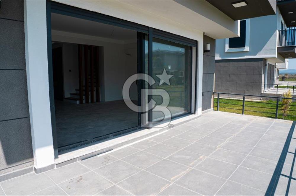Çandarlı'da Denize Yakın , Site İçi , Havuzlu , Otoparklı Villa