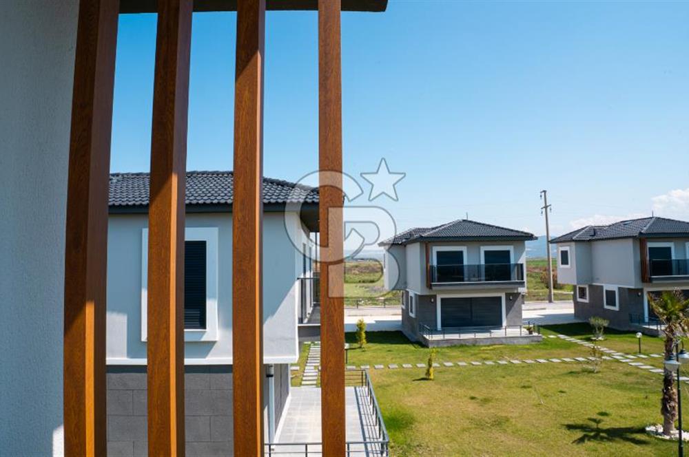 Çandarlı'da Denize Yakın , Site İçi , Havuzlu , Otoparklı Villa