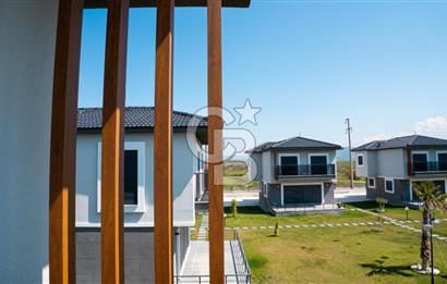 Çandarlı'da Denize Yakın , Site İçi , Havuzlu , Otoparklı Villa