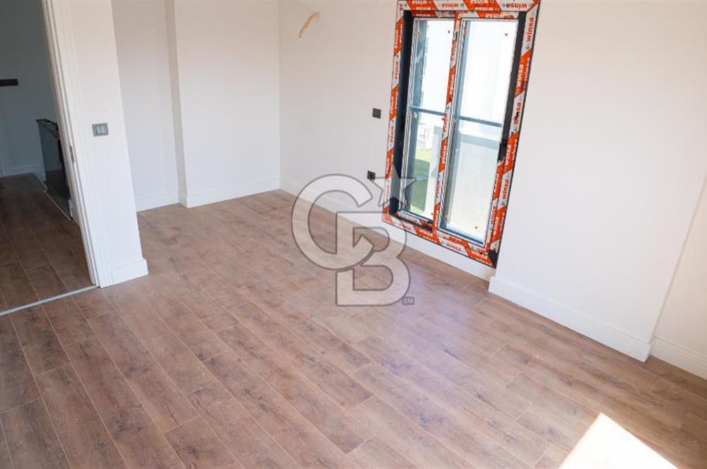 Çandarlı'da Denize Yakın , Site İçi , Havuzlu , Otoparklı Villa