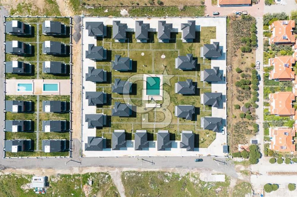 Çandarlı'da Denize Yakın , Site İçi , Havuzlu , Otoparklı Villa
