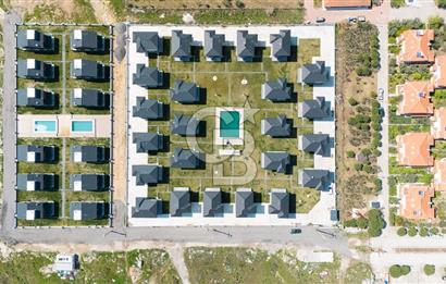 Çandarlı'da Denize Yakın , Site İçi , Havuzlu , Otoparklı Villa