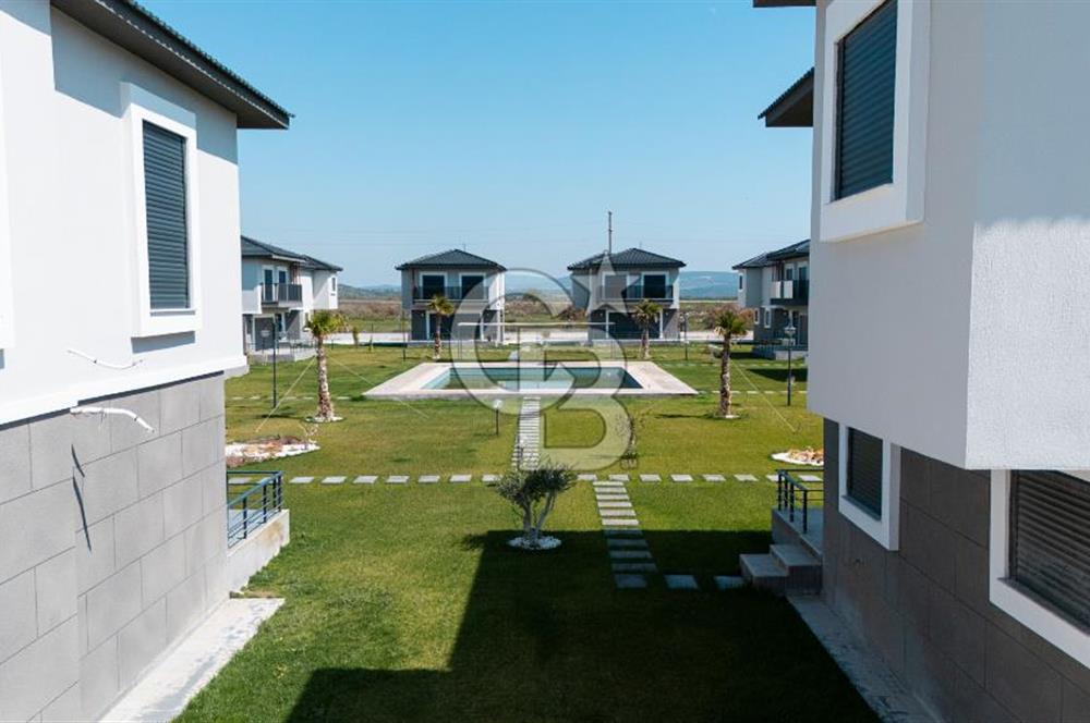 Çandarlı'da Denize Yakın , Site İçi , Havuzlu , Otoparklı Villa
