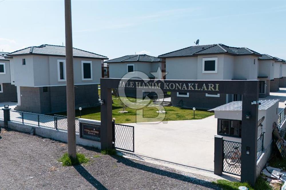 Çandarlı'da Denize Yakın , Site İçi , Havuzlu , Otoparklı Villa