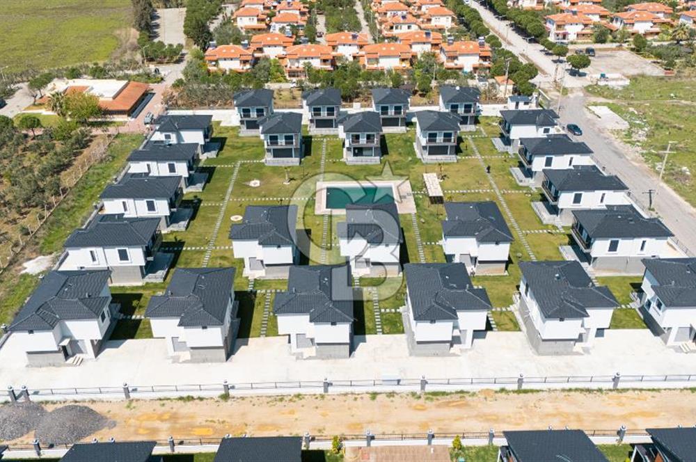 Çandarlı'da Denize Yakın , Site İçi , Havuzlu , Otoparklı Villa