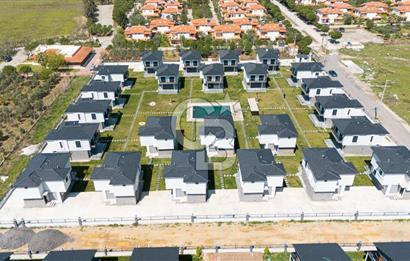 Çandarlı'da Denize Yakın , Site İçi , Havuzlu , Otoparklı Villa