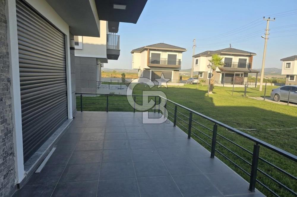 Çandarlı'da Denize Yakın , Site İçi , Havuzlu , Otoparklı Villa