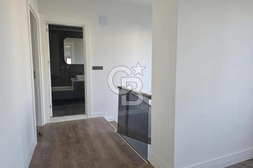 Çandarlı'da Denize Yakın , Site İçi , Havuzlu , Otoparklı Villa