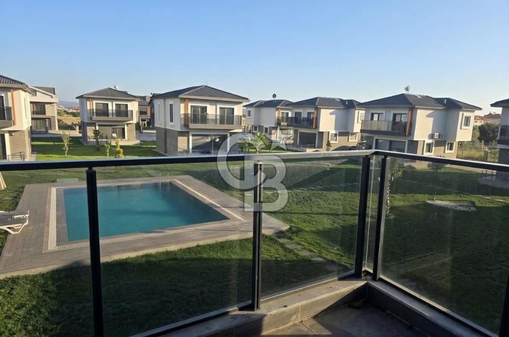 Çandarlı'da Denize Yakın , Site İçi , Havuzlu , Otoparklı Villa
