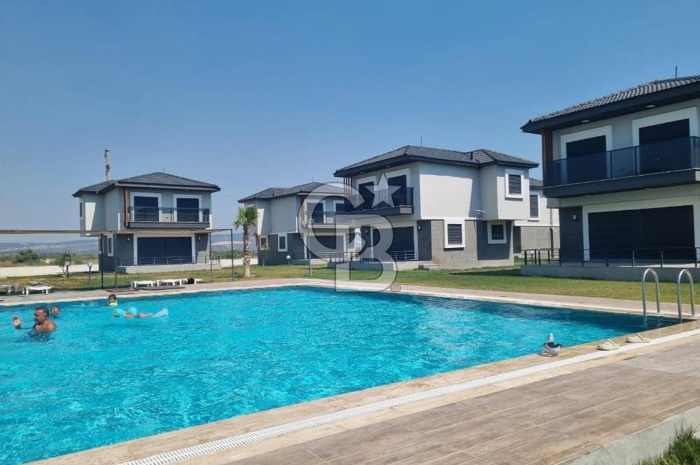 Çandarlı'da Denize Yakın , Site İçi , Havuzlu , Otoparklı Villa