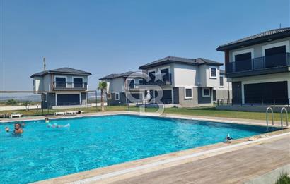 Çandarlı'da Denize Yakın , Site İçi , Havuzlu , Otoparklı Villa