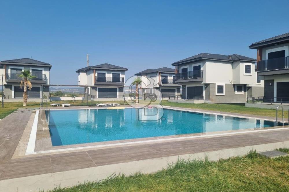 Çandarlı'da Denize Yakın , Site İçi , Havuzlu , Otoparklı Villa