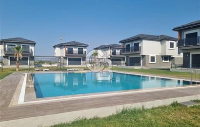 Çandarlı'da Denize Yakın , Site İçi , Havuzlu , Otoparklı Villa