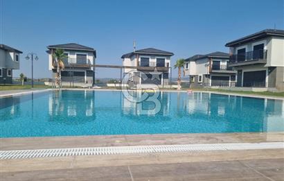 Çandarlı'da Denize Yakın , Site İçi , Havuzlu , Otoparklı Villa