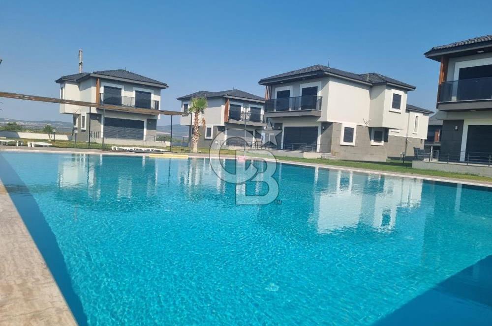 Çandarlı'da Denize Yakın , Site İçi , Havuzlu , Otoparklı Villa