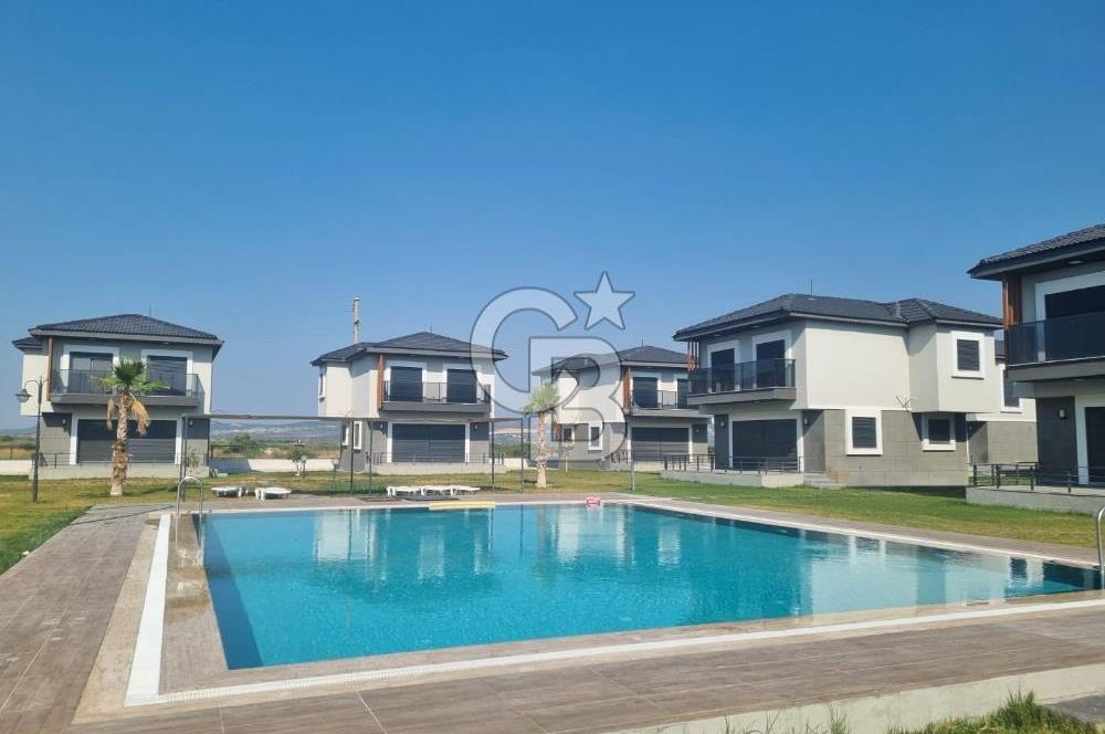 Çandarlı'da Denize Yakın , Site İçi , Havuzlu , Otoparklı Villa