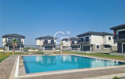 Çandarlı'da Denize Yakın , Site İçi , Havuzlu , Otoparklı Villa