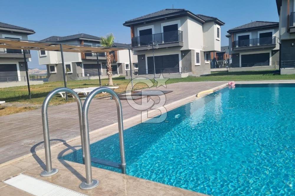 Çandarlı'da Denize Yakın , Site İçi , Havuzlu , Otoparklı Villa
