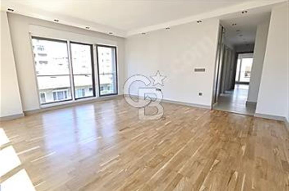 SUADİYE BAĞDAT CAD. VE MARMARAYIN YANIBAŞI GENÇ BİNA SATILIK 3+1