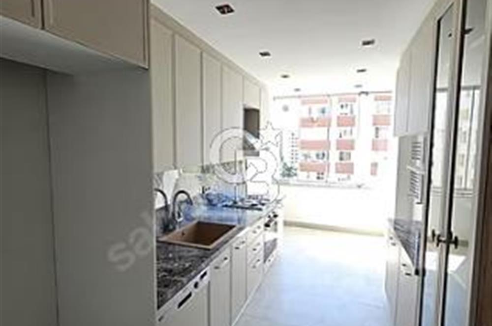 SUADİYE BAĞDAT CAD. VE MARMARAYIN YANIBAŞI GENÇ BİNA SATILIK 3+1