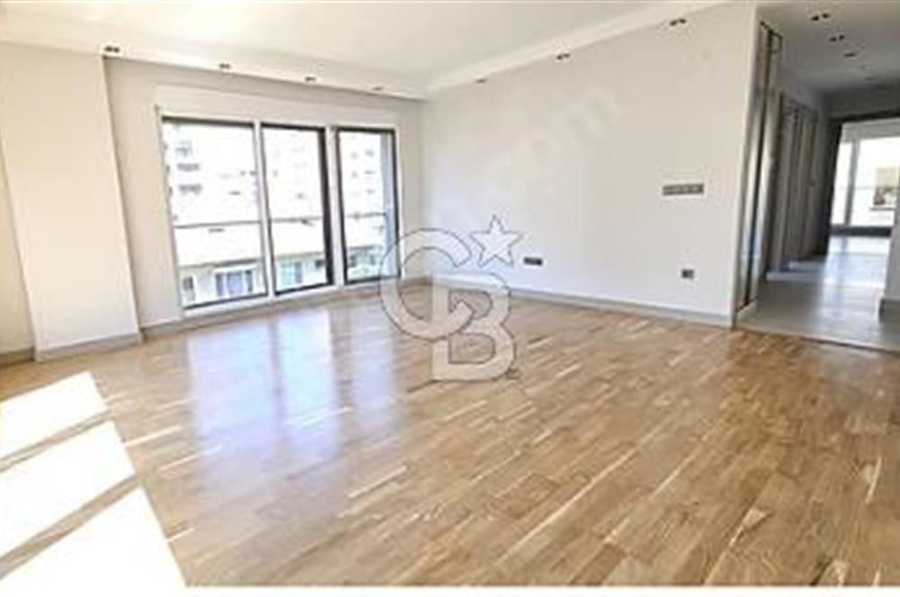 SUADİYE BAĞDAT CAD. VE MARMARAYIN YANIBAŞI GENÇ BİNA SATILIK 3+1