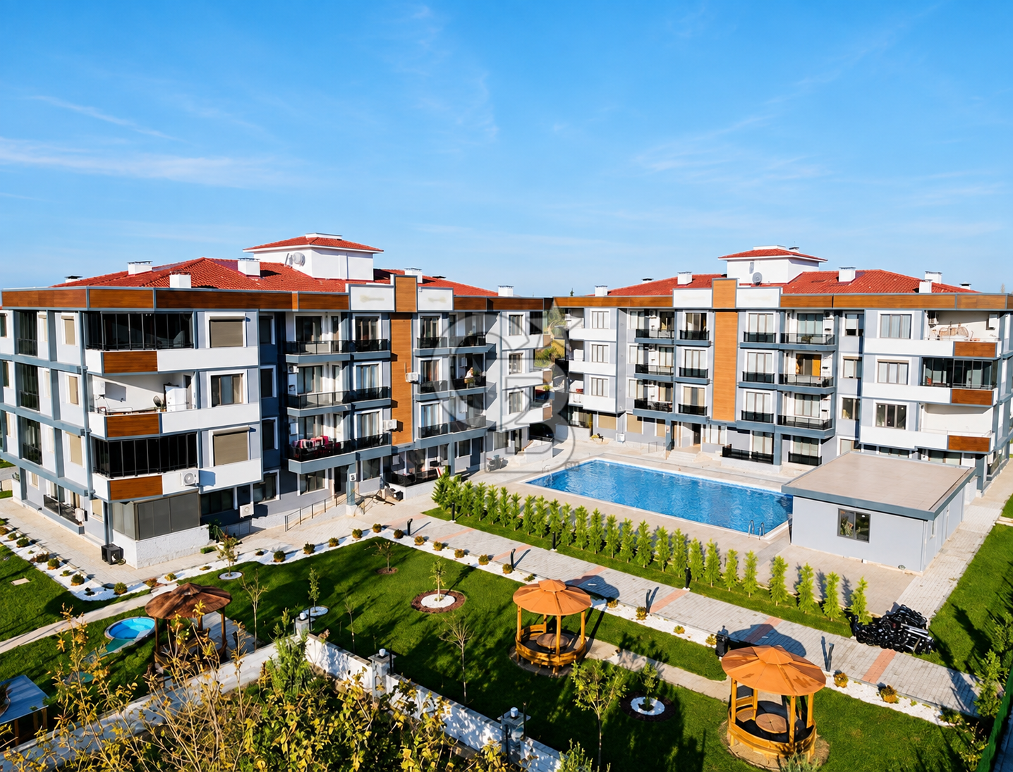 Ayvalık Altınova'da Havuzlu Site İçerisinde 1+1 Satılık Daire
