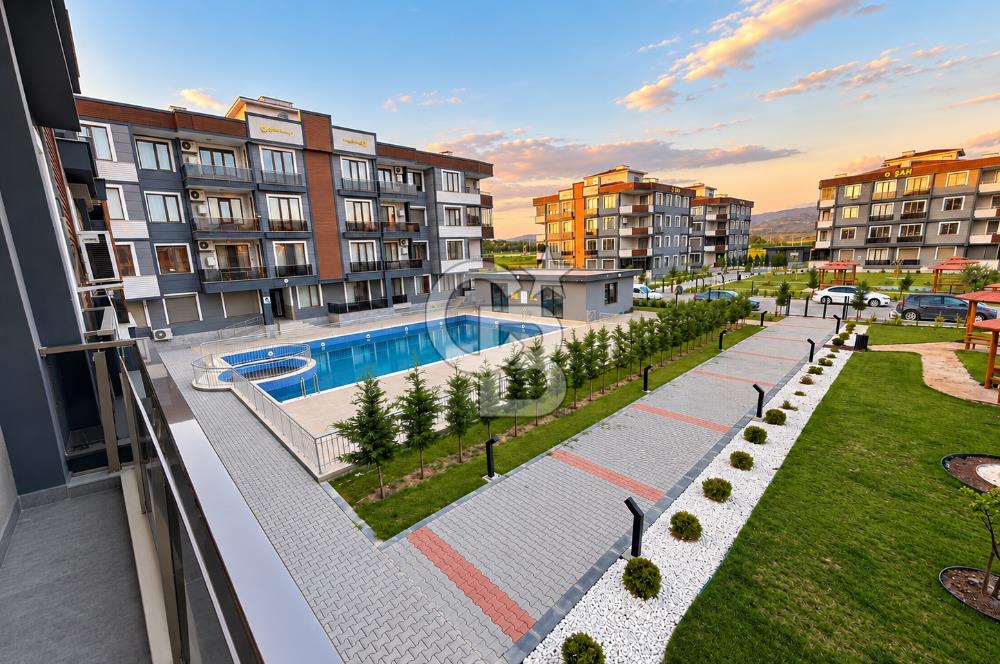 Ayvalık Altınova'da Havuzlu Site İçerisinde 1+1 Satılık Daire